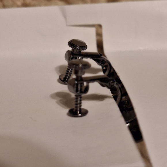Fashionable clip on Ear Rings - Picture 2 of 3